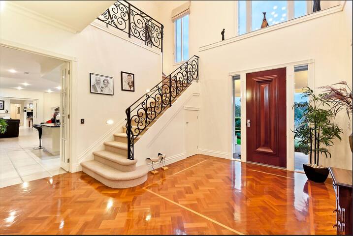 6 bdrs villa with pool & Tennis Court gallery image 4