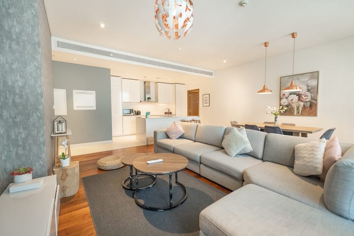 Spacious Two Bedroom With Maids Room Near City Mal - Dubaj