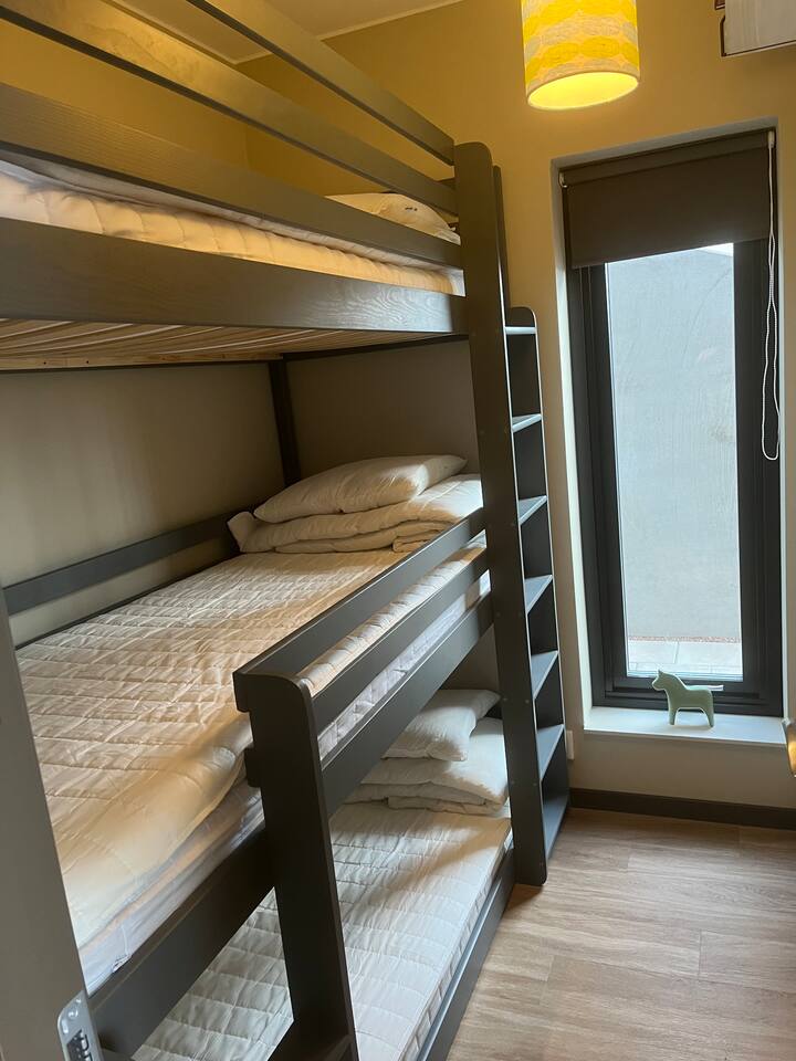 Recommandez un poids maximum de 100 kg pour le lit supérieur.