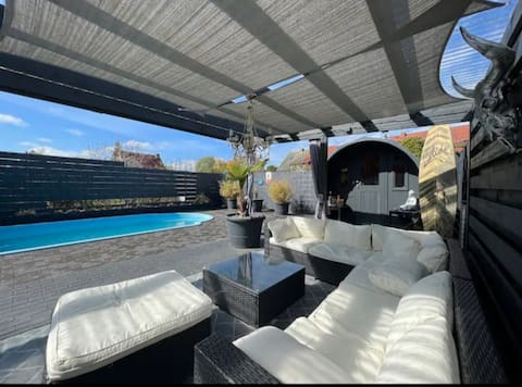 Townhouse-Pool-Sauna-Palm-Lounge-Wifi-Netflix