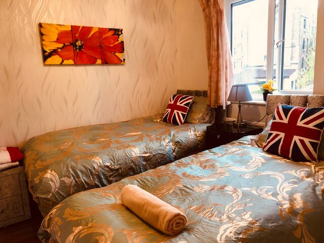 Lovely 4Bed House Garden/Parkin gallery image 4