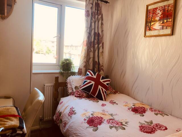 Lovely 4Bed House Garden/Parkin gallery image 3