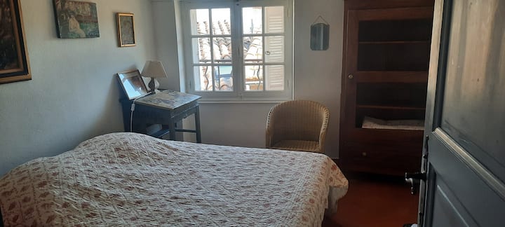 Chambre 2 avec vus sur toit en tuile provencale.
