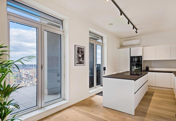 Spacious Sky Loft Penthouse with Epic Views gallery image 3