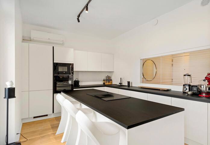 Spacious Sky Loft Penthouse with Epic Views gallery image 5