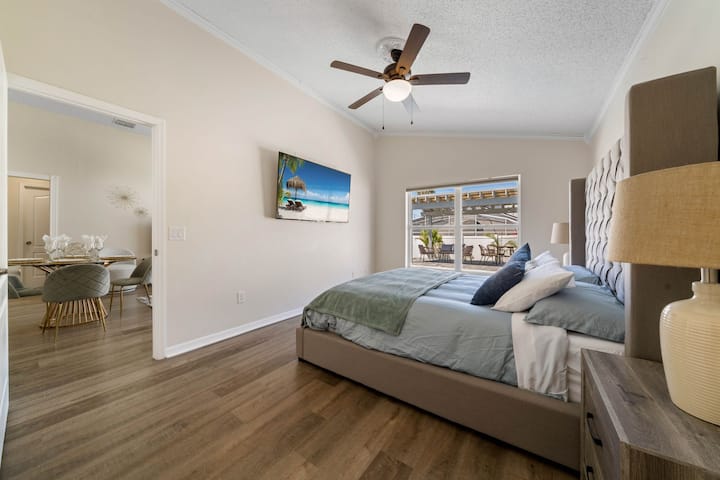 Glavna spavaća soba u apartmanu s BRAČNIM KREVETOM

#Disney #Parks #Kingdom #springs #Poolhouse #Vacation #Rental #waterpark #Kissimmee #Orlando #universal #citywalk #legoland #shortstay #longstay #bbq #grill #privatepool