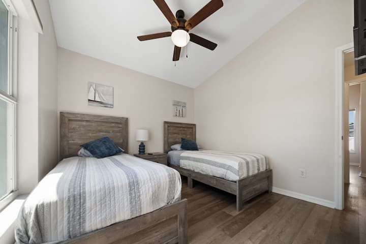 Spavaća soba br. 3 s dva ODVOJENA KREVETA

#Disney #Parks #Kingdom #springs #Poolhouse #Vacation #Rental #waterpark #Kissimmee #Orlando #universal #citywalk #legoland #shortstay #longstay #bbq #grill #privatepool