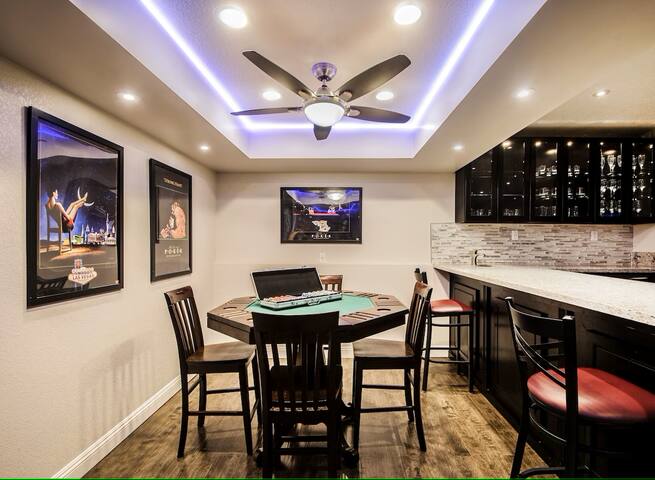 Beautiful, Private, Fun & Close to Strip! gallery image 4