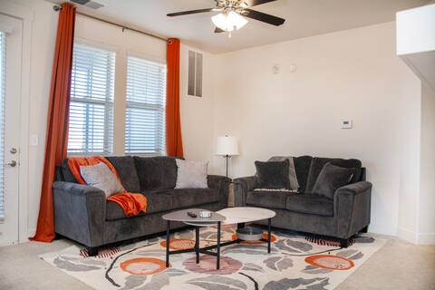 Central Location, King Bed, Pool, Gym, Fireplace