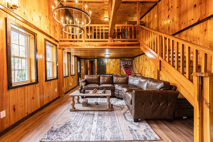 Large Cabin Near Boat Rental W/ Gameroom & Hot Tub - Bryson City, NC