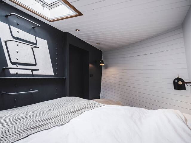 Luxe design woonboot op Amstel gallery image 3