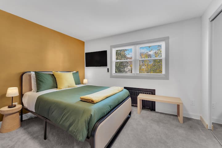 Светла и удобна спална соба, совршена за преспивање и филмски вечери!