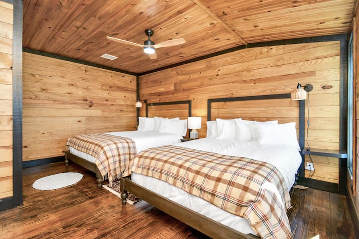 Táto izba pre hostí na druhom poschodí ponúka dve manželské postele a neuveriteľný výhľad na jazero!