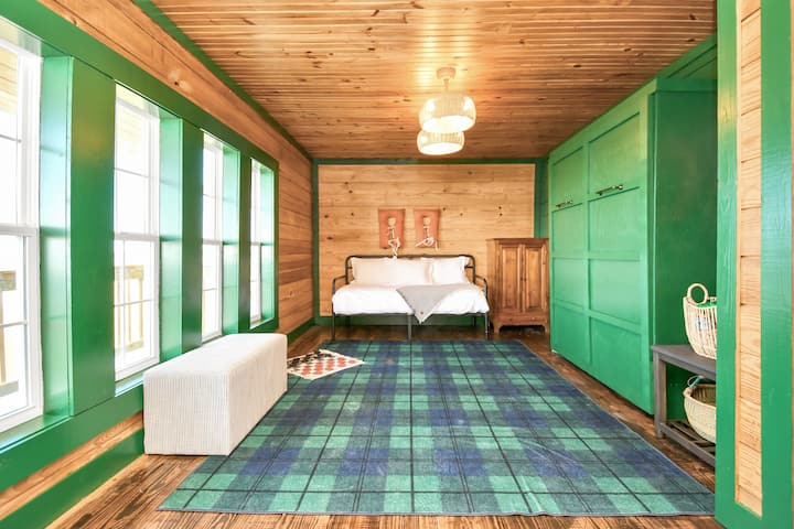 Izba pre hostí na druhom poschodí slúži ako herňa, keď je matracová posteľ zložená.