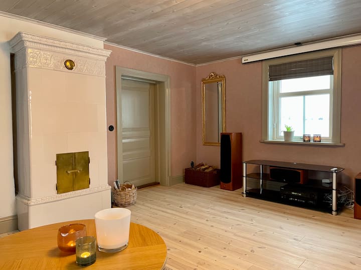 Charmig Flygelbyggnad I Vacker Gårdsmiljö - Schweden