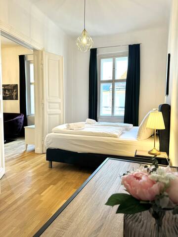 Elegant Vienna Charm: Central 3-Bedroom Apartment gallery image 5