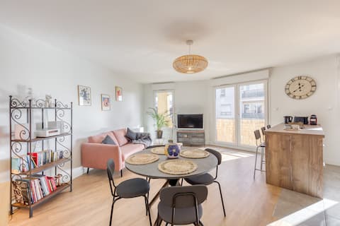 Spacious and cozy / Close to transport and Paris