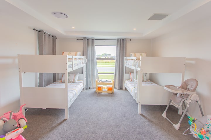 2 king single bunk beds for 4 kids or 4 adults ( max to 100kgs each bed ) 

There are two king size bed bunk bed for 4 children or 4 adults (maximum weight per bed is 100kg)