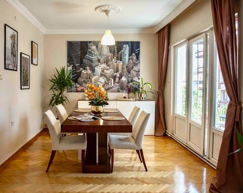 Central Hype Location Experience 3 bedroom +1 main