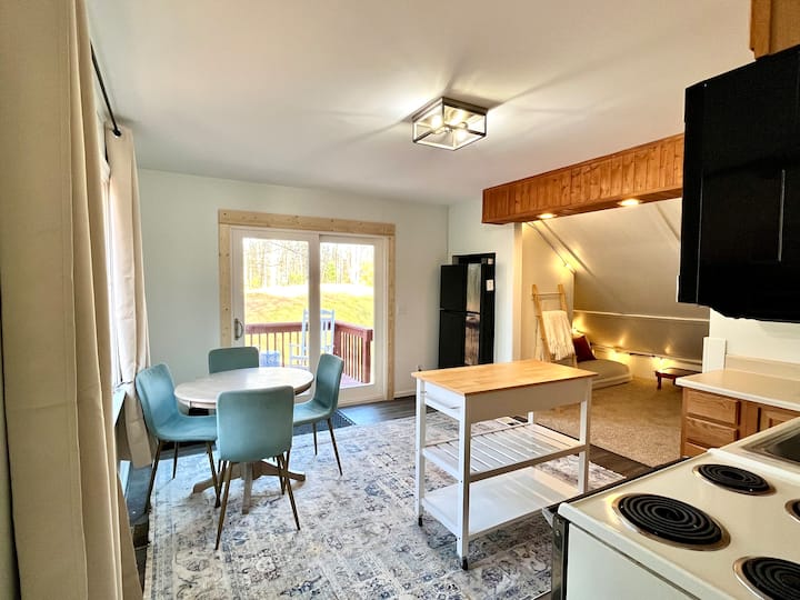 Leelanau Winter Wooded Hideaway + Hot Tub