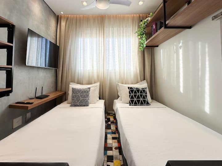 Sala de estar com sofá cama para duas pessoas, com opção de duas camas de solteiro ou uma cama de casal.