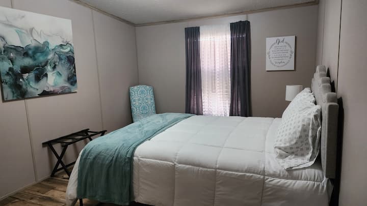 Მეორე საძინებელი, კომფორტული ორადგილიანი საწოლი.  Ტელეფონის მოსახერხებელი დამუხტვისთვის განკუთვნილი USB ‑ პორტები ლამპაზე. 