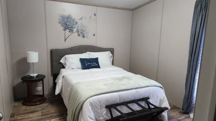 Სამი საძინებლიდან ყველაზე პატარაა.  Სრული ზომის მეხსიერების საწოლი ქაფდება თბილი პლედით. 
Თქვენი ელექტრონული მოწყობილობისთვის ლამპას აქვს USB დამტენი პორტი