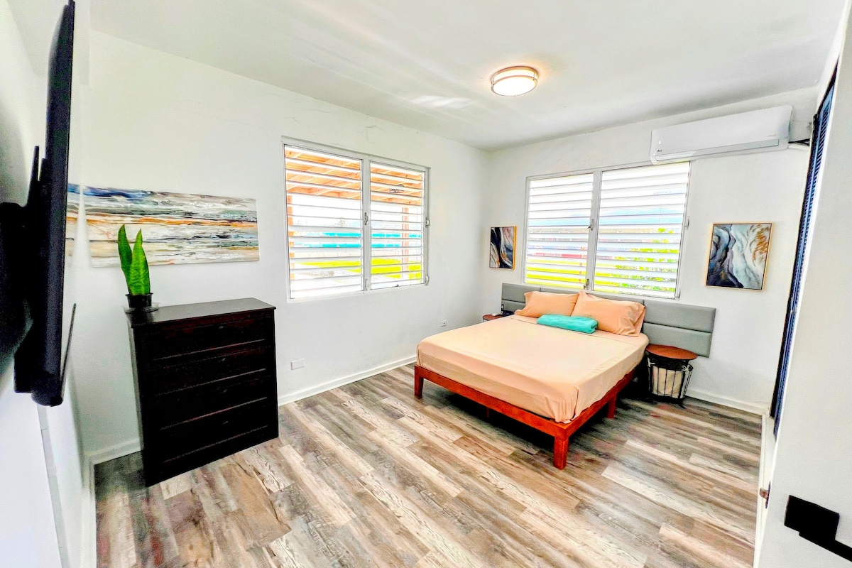 Veľmi priestranná hlavná spálňa na druhom poschodí
Manželská posteľ a úžasný výhľad na oceán, kopce dažďového pralesa a susedný bejzbalový feild. (Obrázok aktualizovaný 5. 11. 23)