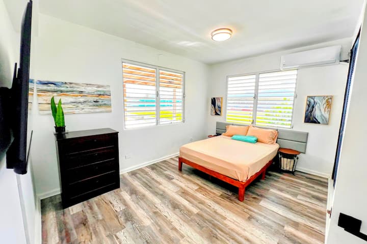 Много просторна спалня на втория етаж
Двойно легло и невероятна гледка както към океана, хълмовете на тропическите гори, така и към съседните бейзболни феи. (Снимката е актуализирана на 23.11.2023 г.)