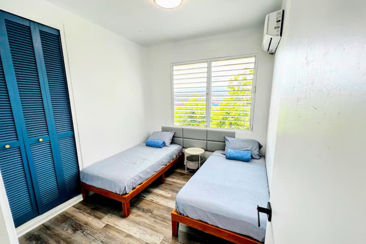 Апартамент на втория етаж, гост BR 1. Имате опциите да имате две единични легла или да се комбинирате в едно голямо удобно двойно легло. (снимките са актуализирани на 5.11.2023 г.)