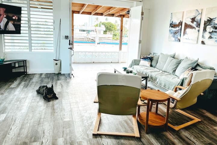 Всекидневната на втория етаж е актуализирана. Френският булдог не е включен. (снимка на 5.11.2023 г.)