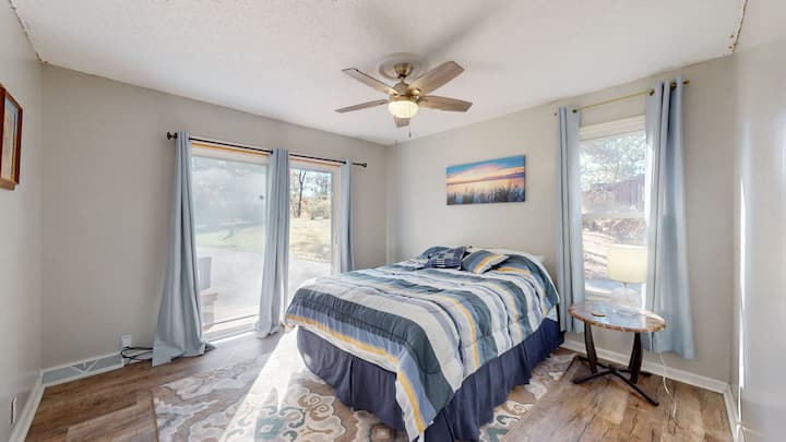 חדר שינה 2 במפלס הראשי עם דלת הזזה יציאה וכניסה ומיטת קווין סייז