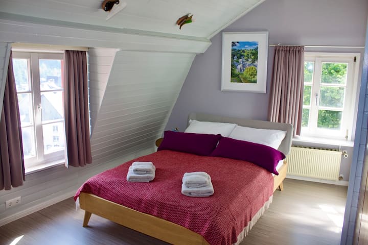 Dormitorio con cama de 140x200 en el primer piso.