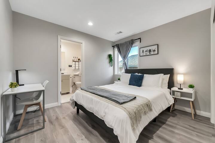 Newly built 2100 sqft modern home 6br/5ba sleep 16 gallery image 5