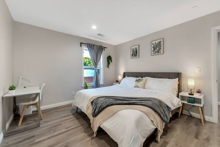 Newly built 2100 sqft modern home 6br/5ba sleep 16 gallery image 3