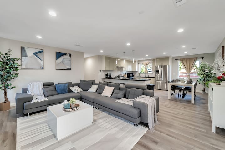 Newly built 2100 sqft modern home 6br/5ba sleep 16