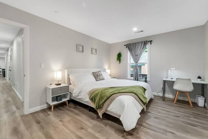 Newly built 2100 sqft modern home 6br/5ba sleep 16 gallery image 2