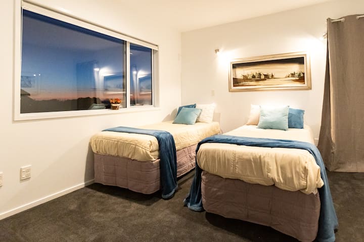 La habitación doble de arriba tiene vistas al mar y a la Isla Sur. (Dos camas individuales)