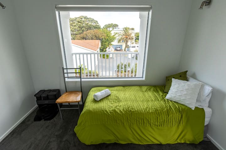 La habitación individual de arriba colinda con la habitación king y da al jardín.  