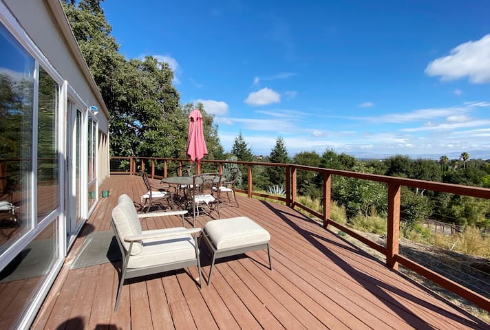 Cozy house with views and pools