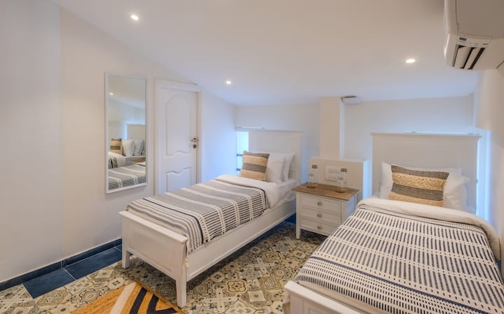 ✨Incantevoli letti gemelli, pavimenti a motivi geometrici e biancheria da letto accogliente creano l'atmosfera giusta.
Ideale per amici, fratelli o per una fuga tranquilla in solitaria✨