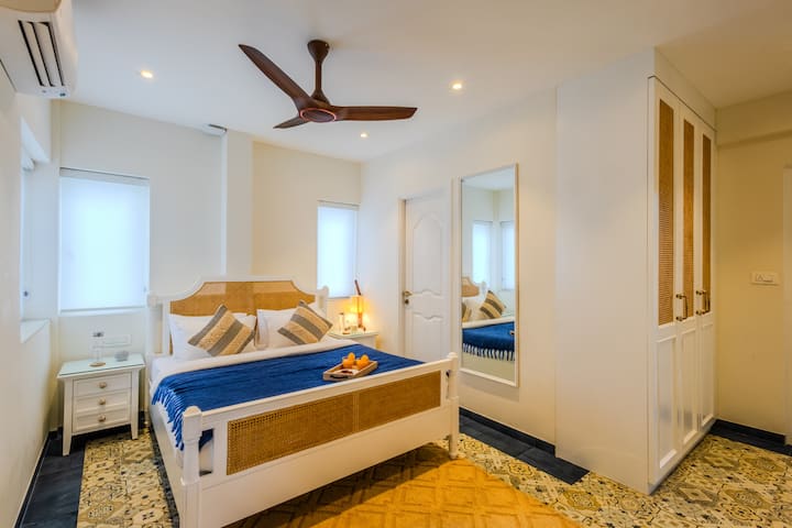 Tonalità ✨dorate, trame intrecciate e luci soffuse rendono questa stanza un rifugio accogliente.
Perfetti per rilassarsi, ricaricarsi e svegliarsi riposati✨