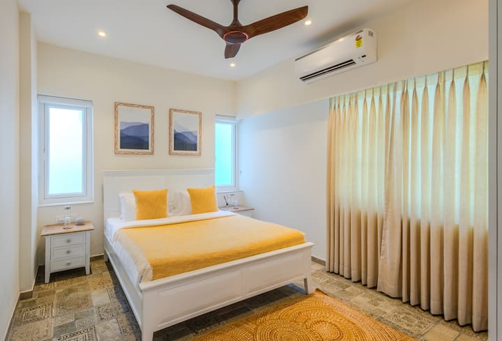 I toni✨ baciati dal sole e le trame accoglienti di questa camera da letto ti faranno sentire come in un caldo abbraccio.
Perfetto per mattinate pigre, pomeriggi dorati e notti riposanti✨