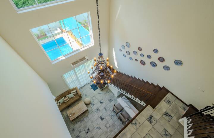 ✨Soaring ceilings, statement lighting, and a window view straight to the pool.
This villa makes a grand impression — from the very first step✨