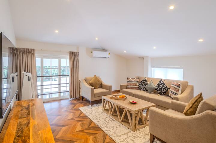 ✨Spacious, sunlit, and perfect for lounging — your private upper-floor escape.
Gather here for movie nights, card games, or lazy afternoons with a view✨