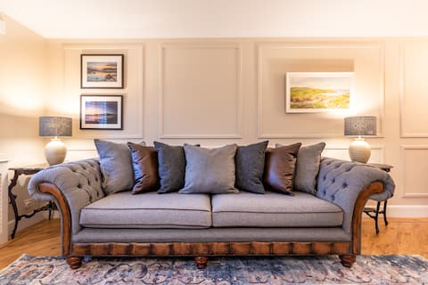 Top Airbnb: Apartment 91 • Beautiful City Home • Parking in Inverness And Bona