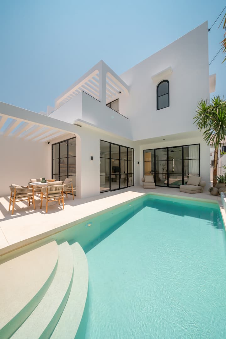 Exquisite 3br Tropical Villa In Perfect Location - Bali