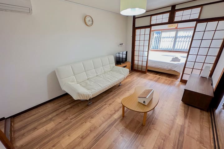 A sala tem um sofá-cama.