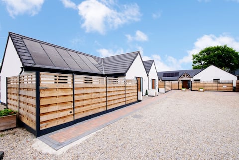 LuxuryCottages-York-16ppl-HensStagsGroups-HotTubs