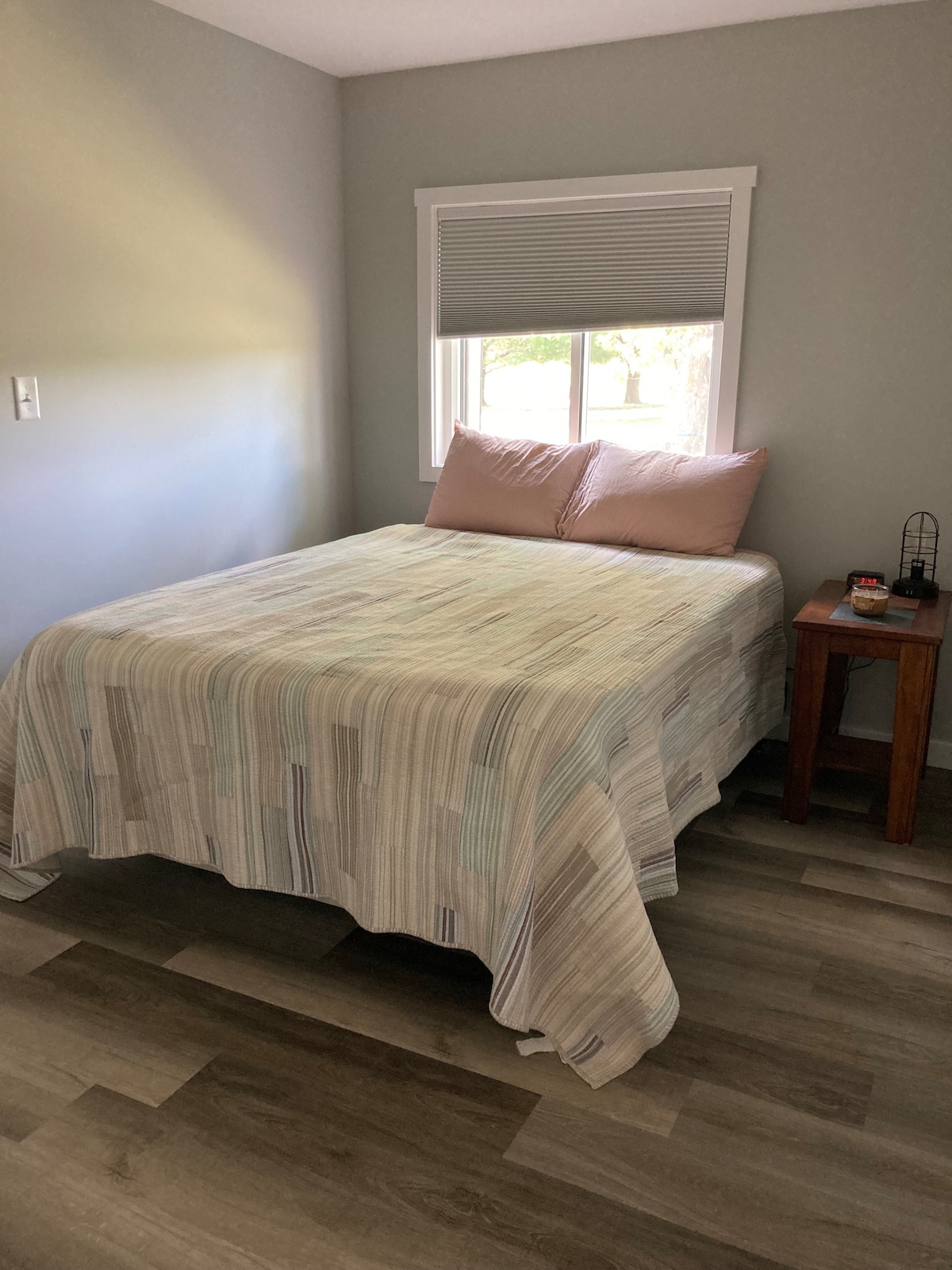 闲置的卧室配有标准双人床和衣柜。 